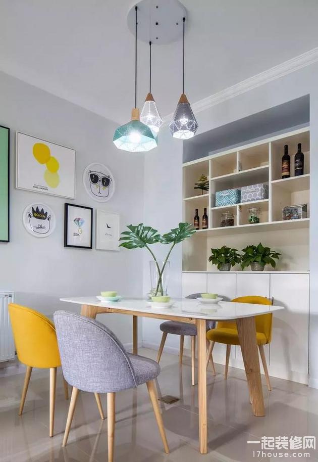小户型餐厅可以做上一个定制餐边柜,储物空间更多 小户型餐厅可以做上一个定制餐边柜,储物空间更多