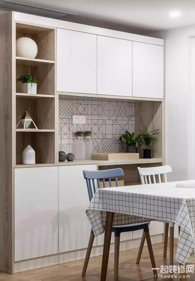 小户型餐厅可以做上一个定制餐边柜,储物空间更多 小户型餐厅可以做上一个定制餐边柜,储物空间更多